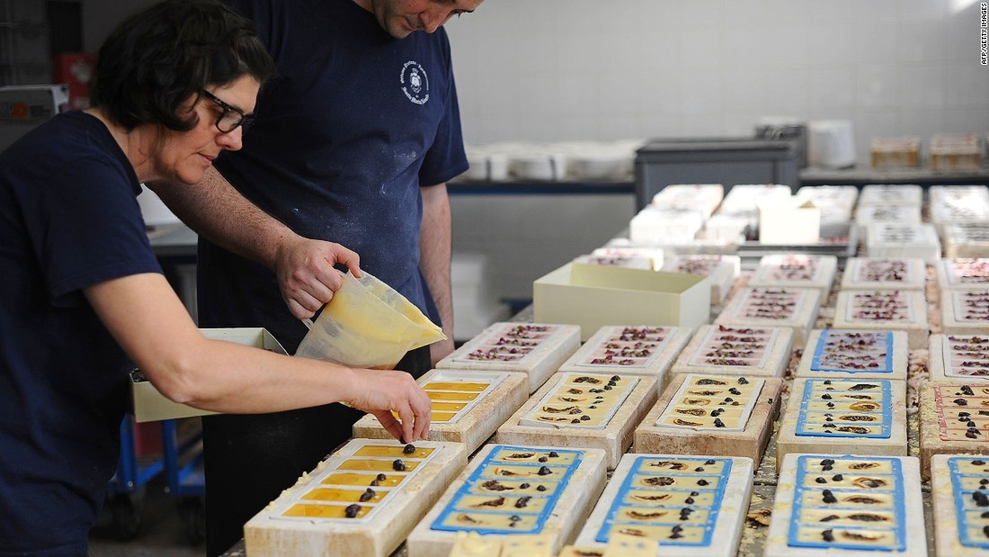 Cua hang nuoc hoa 600 nam tuoi o Italy hinh anh