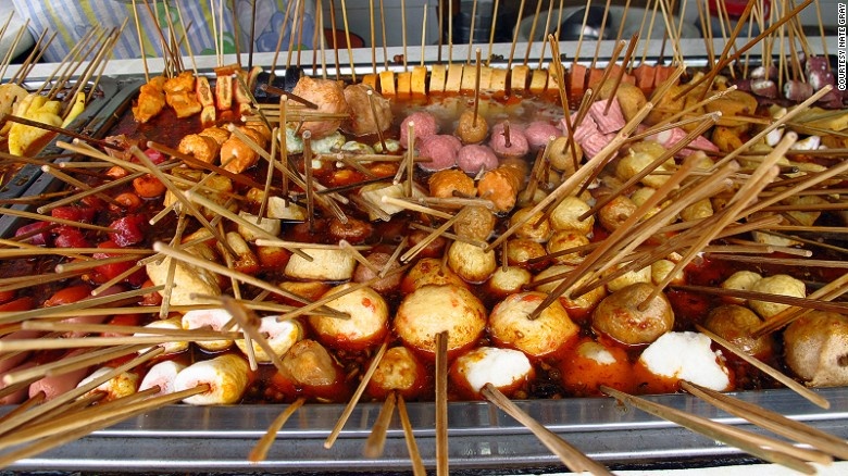 Xiên thịt viên: Thịt viên và các loại rau củ được nhúng trong nước sốt, thường được cho vào các cốc giấy để người ăn dễ xoay xở hơn.