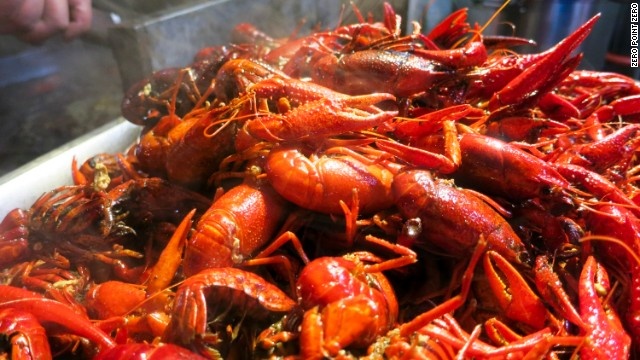 Tôm càng: Những con tôm có vỏ màu đỏ tươi này là món không thể thiếu trên các con phố nhộn nhịp của Thượng Hải từ mùa xuân tới đầu mùa thu. Tôm càng được đun trong nước dùng cay và sau đó vớt ra ăn khô.