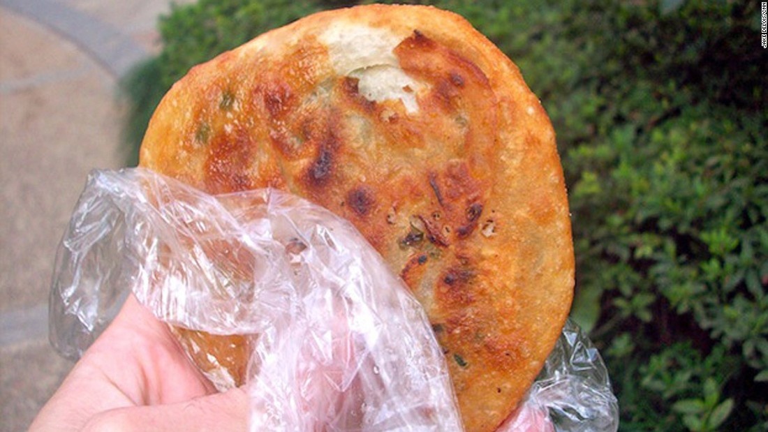 Bánh kếp rán với hành tươi: Những chiếc bánh ngon tuyệt này có vị béo ngậy với mùi thơm quyến rũ của hành tươi.