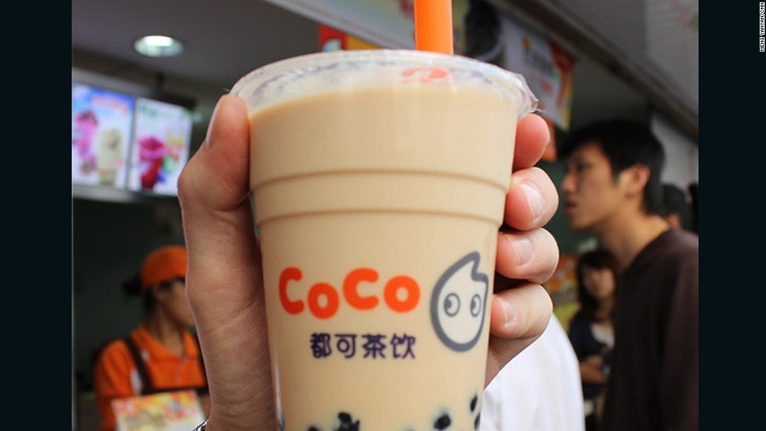 Trà sữa trân châu: Một cốc trà sữa với hạt trân châu, trà đen và sữa đặc sẽ giúp xua tan cơn khát của bạn. Ngoài ra, bạn còn có thể cho thêm bánh trứng, cùi dừa, viên bột cọ và thạch.