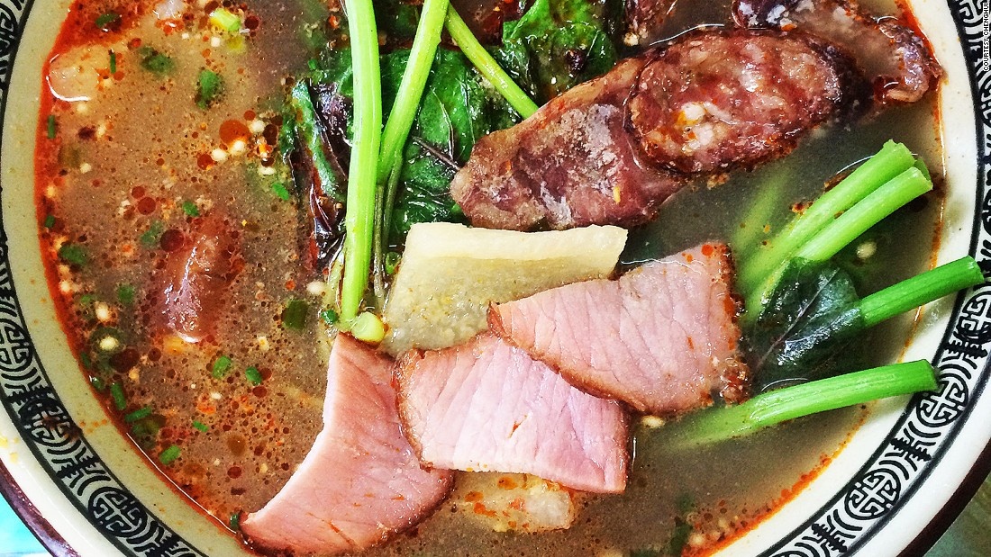 Ma la tang: Món ăn này giống như cái tên của nó - Ma la tang nghĩa là “siêu nóng và cay tới tê lưỡi”. Bạn có thể chọn nguyên liệu mình thích, như thịt viên, rau củ, đậu phụ và các loại bún miến, sau đó đầu bếp sẽ nấu chúng trong một nồi nước dùng lớn.