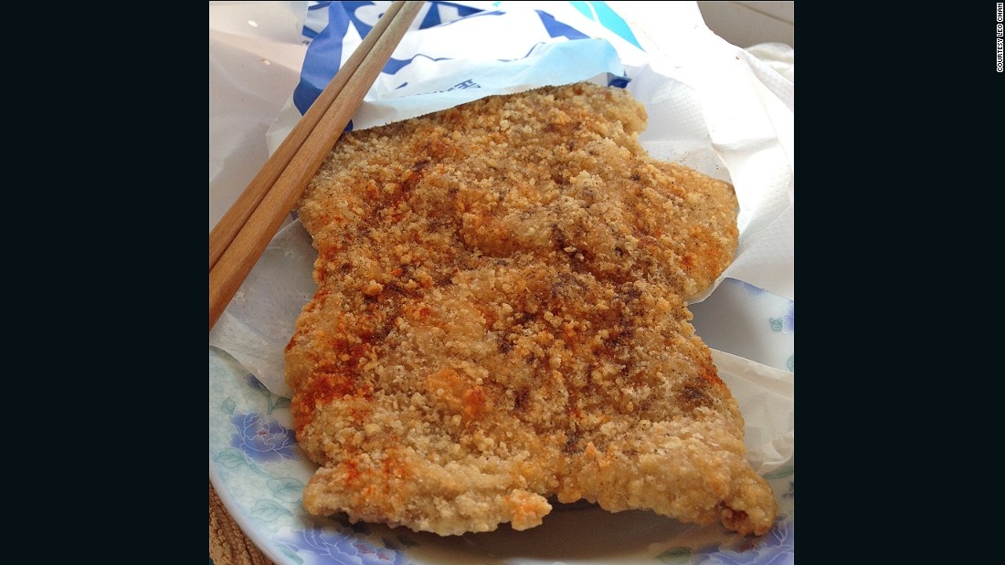 Đùi gà rán giòn: Phần thịt đùi được lọc ra và dần đều thành miếng to như hai lòng bàn tay. Đôi khi người bán cắt chúng thành những miếng vừa ăn, cho thêm tương ớt và bột rong biển.