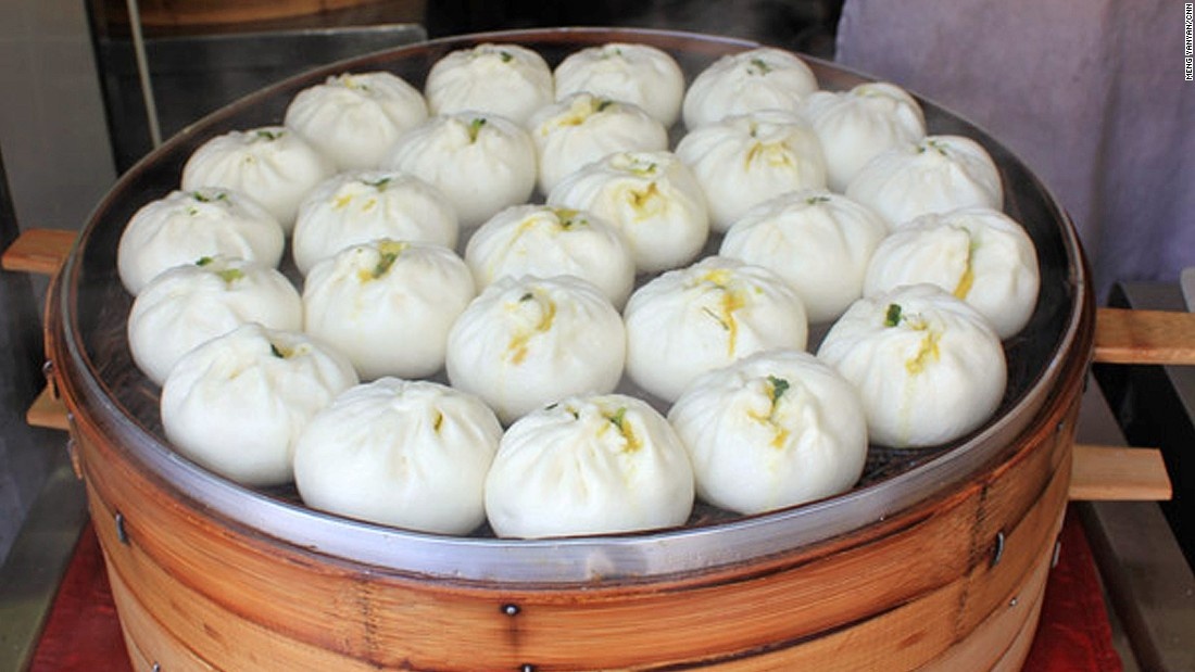 Bánh bao hấp: Còn được gọi là màn thầu, những chiếc bánh bao mềm mại và tơi xốp này có rất nhiều loại nhân. Loại truyền thống có nhân thịt băm, rau và sốt đậu đỏ.