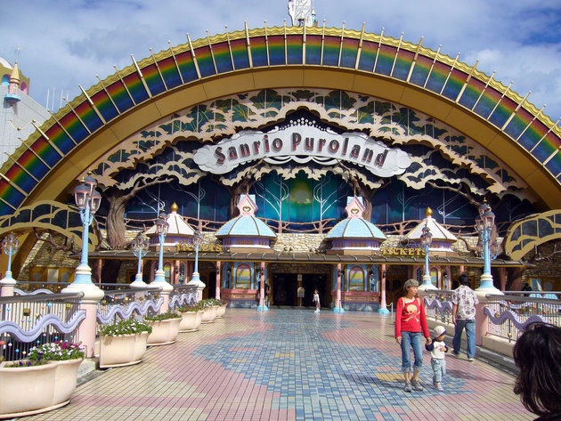 Công viên giải trí trong nhà vui nhộn này gồm tàu lượn, cửa hàng lưu niệm và một nhà hàng buffet với chủ đề là cô mèo đáng yêu Hello Kitty cùng những người bạn của mình.