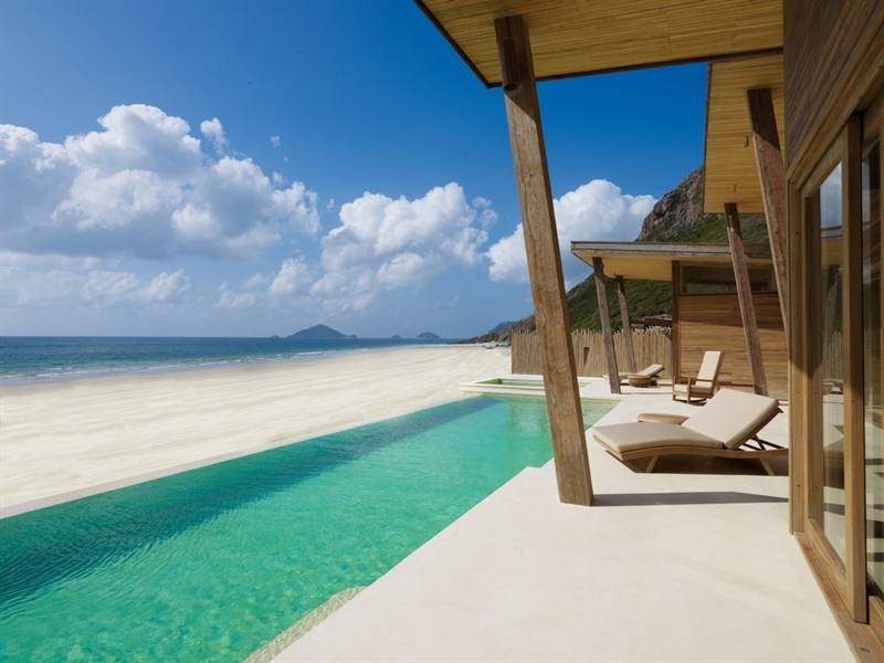 Six Senses Côn Đảo: Resort sang trọng này từng được cặp đôi quyền lực nhất làng giải trí thế giới, Brad Pitt và Angelina Jolie, chọn làm nơi nghỉ chân ở Việt Nam. Đây là khu nghỉ dưỡng 5 sao đầu tiên ở Côn Đảo với 50 biệt thự gỗ nằm dọc sát bờ biển dài 1,6 km, với các tiện ích sang trọng như bể bơi, spa, trò chơi dưới nước... Six Senses Côn Đảo đã đoạt giải Công trình xây dựng và thiết kế xuất sắc nhất thế giới dành cho loại khách sạn dạng nhỏ tại giải thưởng International Commercial Property Awards 2010.