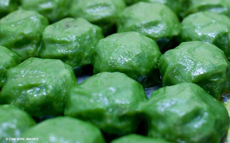 Bánh nếp: Có rất nhiều loại bánh nếp được bán trên vỉa hè Thượng Hải, món bánh màu xanh bắt mắt này được bán chủ yếu vào tháng 4 trong mùa tảo mộ.