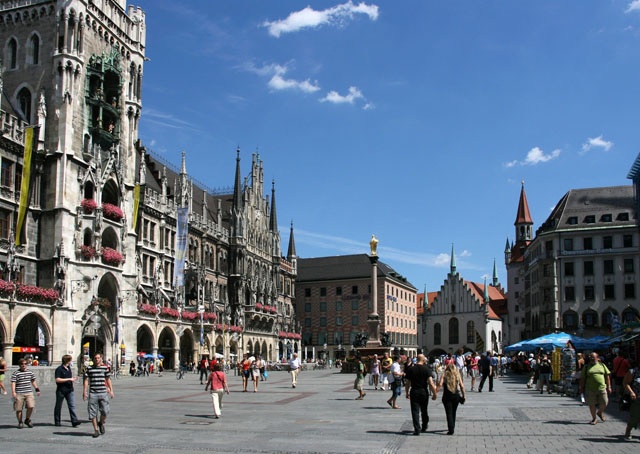 3. Munich, Đức: Bạn nên đến thành phố Munich vào tháng 11, hòa mình vào không khí lễ hội bia Oktoberfest và thưởng thức những món ăn ngon đặc trưng nước Đức.