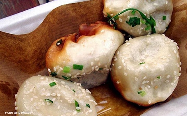 Shen Jian: Với nhân thịt băm và nước dùng, món bánh vỏ dày này có phần đế giòn tan và hơi cháy xém, phần trên được rắc vừng và hành tươi.