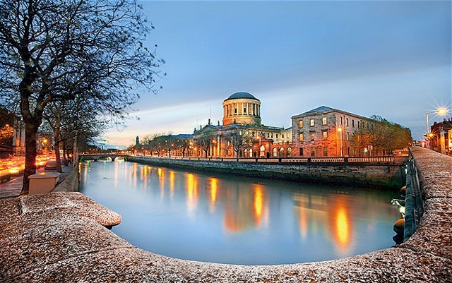 6. Dublin, Ireland: Thủ đô Dublin của Ireland là nơi du lịch an toàn dành cho những người đi một mình. Dublin có những lâu đài rất đẹp và cũng có những quán rượu vô cùng sôi động, đủ để bạn có thể dạo chơi từ sáng đến tối.