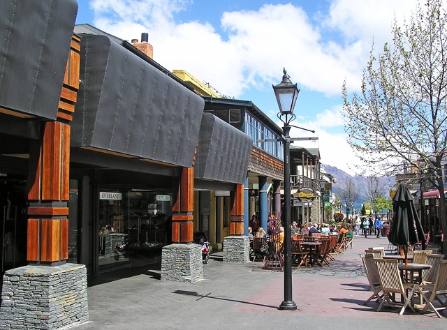 7. Queenstown, New Zealand: Đến Queenstown bạn sẽ có những trải nghiệm khó quên khi chiêm ngưỡng những cảnh đẹp tự nhiên, hít thở không khí trong lành và dễ dàng trò chuyện với người dân hiếu khách.