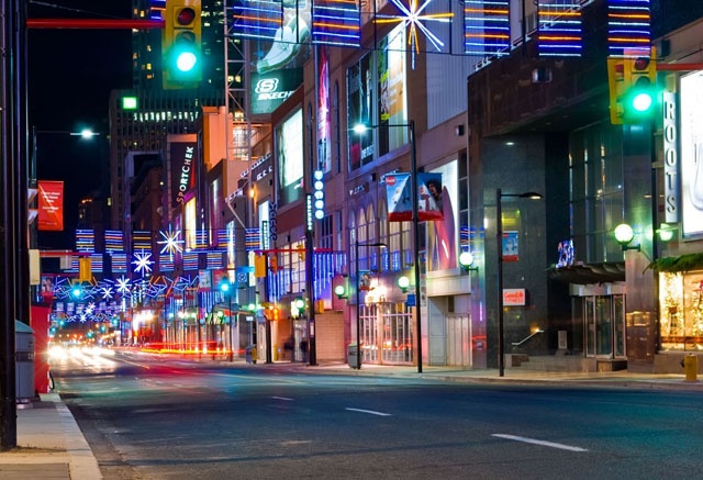 8. Toronto, Canada: Thành phố sôi động này có đa dạng các hoạt động cho du khách tận hưởng từ nhà hàng, quán ăn, quán bar cho đến các phòng trưng bày. Đặc biệt bạn có thể chiêm ngưỡng lễ hội ánh sáng khi đến Toronto vào mùa hè.