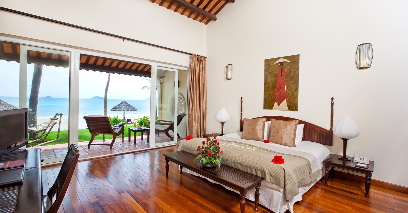 Du khách có thể đi tham quan phố cổ, đến chợ cá vào sáng sớm và khám phá miền đất xinh đẹp này trên những chiếc xe ba bánh có người lái hoặc đạp xe leo núi.