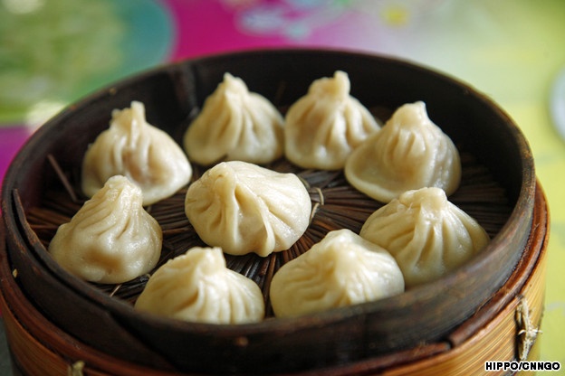 Xiao long bao: Vỏ loại bánh này có tới 14 lớp. Khi hấp, mỡ từ lớp vỏ bằng thịt sẽ chảy ra, ngấm vào nhân thịt và tạo ra một loại nước sốt ngon tuyệt trong nhân.