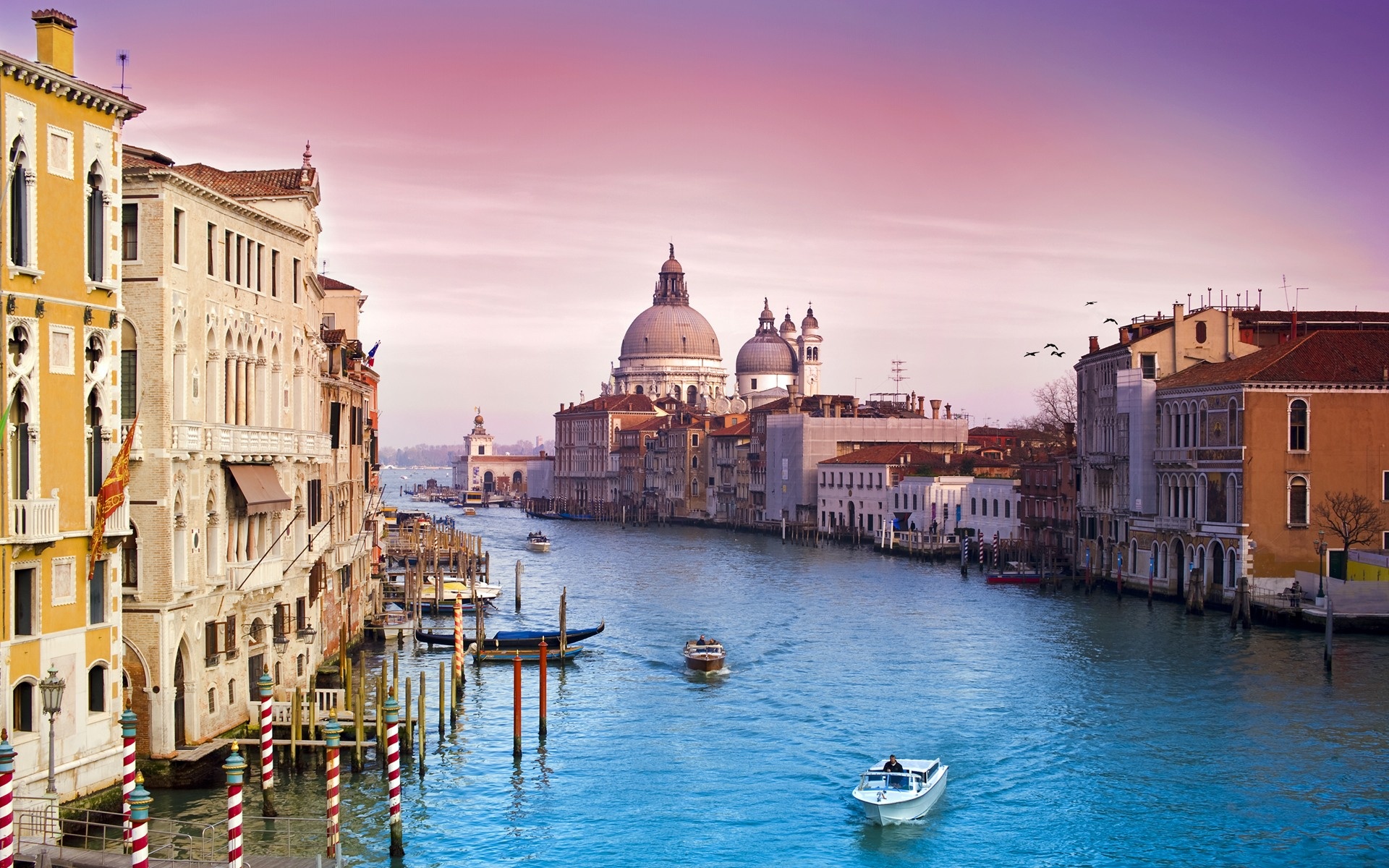 1. Venice, Italy: Venice được xây dựng trên 117 hòn đảo nhỏ, chia cắt bởi các kênh đào và nối với nhau bằng những cây cầu. Xe hơi không được phép vào các con phố hẹp ở đây, người dân di chuyển chủ yếu bằng “xe bus dưới nước” (một dạng tàu công cộng) hoặc thuyền gondola.