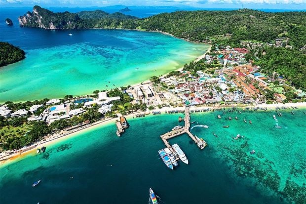 10. Ko Phi Phi, Thái Lan: Hòn đảo xinh đẹp gần Phuket là một trong những điểm du lịch hút khách nhất Thái Lan. Nhiều du khách ra đảo bằng phà từ Phuket và rất ngạc nhiên khi thấy hòn đảo nhỏ này không hề có phương tiện gắn động cơ, trừ xe cấp cứu. Mọi con đường trên đảo đều là dành cho người đi bộ, hành lý hoặc hàng hóa nặng được chở bằng xe đẩy. 