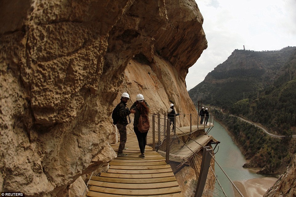 El Caminito del Rey từng thu hút những người ưa mạo hiểm do độ nguy hiểm của nó trước khi được sửa chữa. 