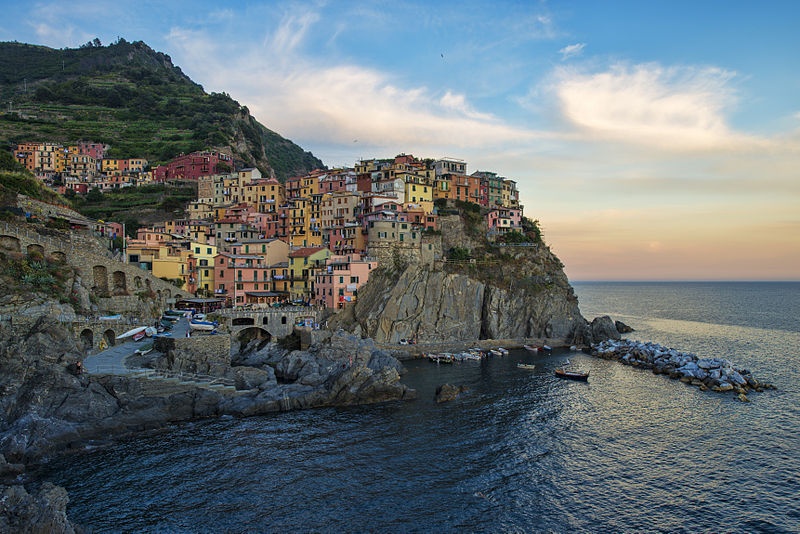 3. Cinque Terre, Italy: Khu Cinque Terre thuộc vùng Riviera của Italy gồm 5 làng: Monterosso al Mare, Vernazza, Corniglia, Manarola và Riomaggiore.  Đường bờ biển và các ngọn đồi quanh 5 ngôi làng là một phần công viên quốc gia Cinque Terre, di sản thế giới do UNESCO công nhận. Xe hơi đã bị cấm ở Cinque Terre từ hơn một thập niên trước, do đó bạn không thể tới đây bằng ôtô. Tàu, thuyền và đường đi bộ sẽ đưa bạn tới các ngôi làng này. 
