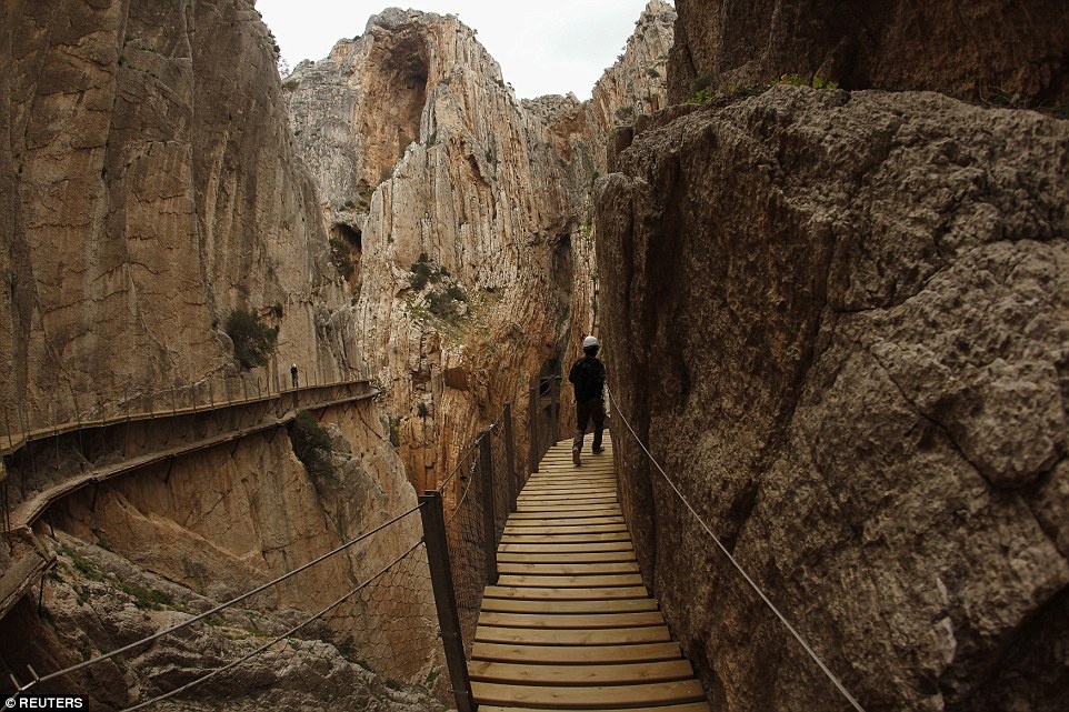 Sau khi được sửa chữa, con đường đã trở nên an toàn hơn, giúp nhiều du khách tiếp cận được với điểm tham quan độc đáo này. 