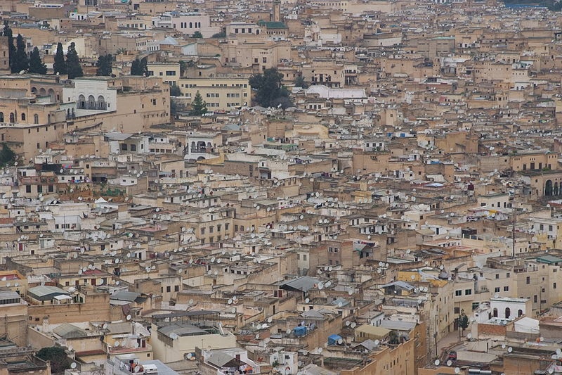 5. Fes el-Bali, Morocco: Đây là khu vực cổ nhất của Fes, thành phố lớn thứ 3 ở Morocco. Không chiếc xe nào được vào khu Medina của Fes el-Bali - di sản văn hóa thế giới được UNESCO công nhận từ 1981, do đó bạn sẽ phải đi bộ trên những con phố hẹp. Với dân số 156.000 người,  Fes el Bali được cho là khu vực đô thị không xe hơi lớn nhất thế giới. 