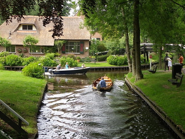 8. Giethoorn, Hà Lan: Ngôi làng Giethoorn được mệnh danh là “Venice của Hà Lan”. Trước đây toàn bộ ngôi làng đều không sử dụng xe hơi, nhưng ngày nay chỉ còn khu vực cổ của làng duy trì cách sống này. Giethoorn có hơn 180 cây cầu và vô số kênh đào. Tại khu vực cổ của làng, du khách chỉ được phép đi bộ hoặc đi thuyền trên kênh.  