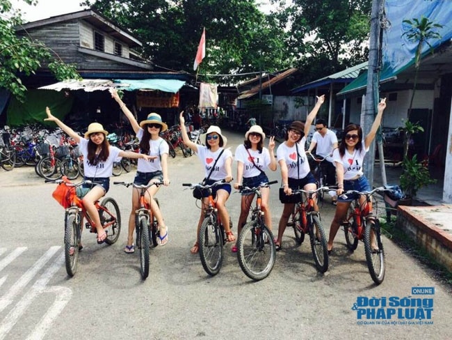 Du khách có thể lựa chọn thuê xe đạp trên đảo với nhiều kiểu, xe đạp thể thao cho người thích mạnh mẽ, xe đạp mini cho người thích sự dịu dàng nữ tính.