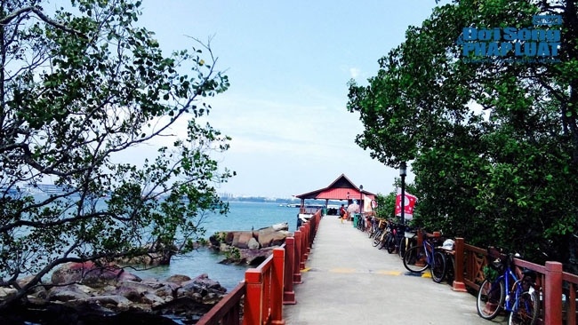 Cây cầu gỗ nối liền với cổng làng Ubin với rất nhiều chiếc xe cũ được khóa chặt hai bên thành cầu.