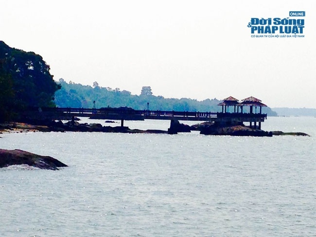 Trên đảo có rất nhiều trạm dừng chân ở trong rừng và cả ngoài ven biển để du khách có thể nghỉ ngơi và chụp ảnh lưu niệm.