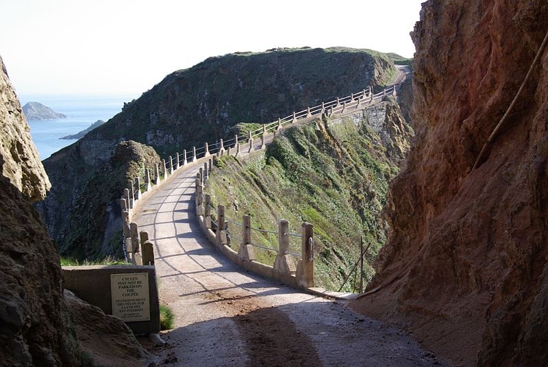 4. Đảo Sark, Anh: Hòn đảo Sark nằm ở eo biển Anh, ngoài khơi Normandy. Dân số nơi đây khoảng 600 người. Xe hơi bị cấm lưu thông, chỉ có các loại xe ngựa được chấp nhận. 
