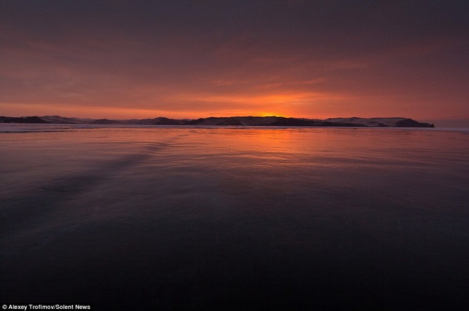 Cảnh hoàng hôn tuyệt đẹp ở hồ.