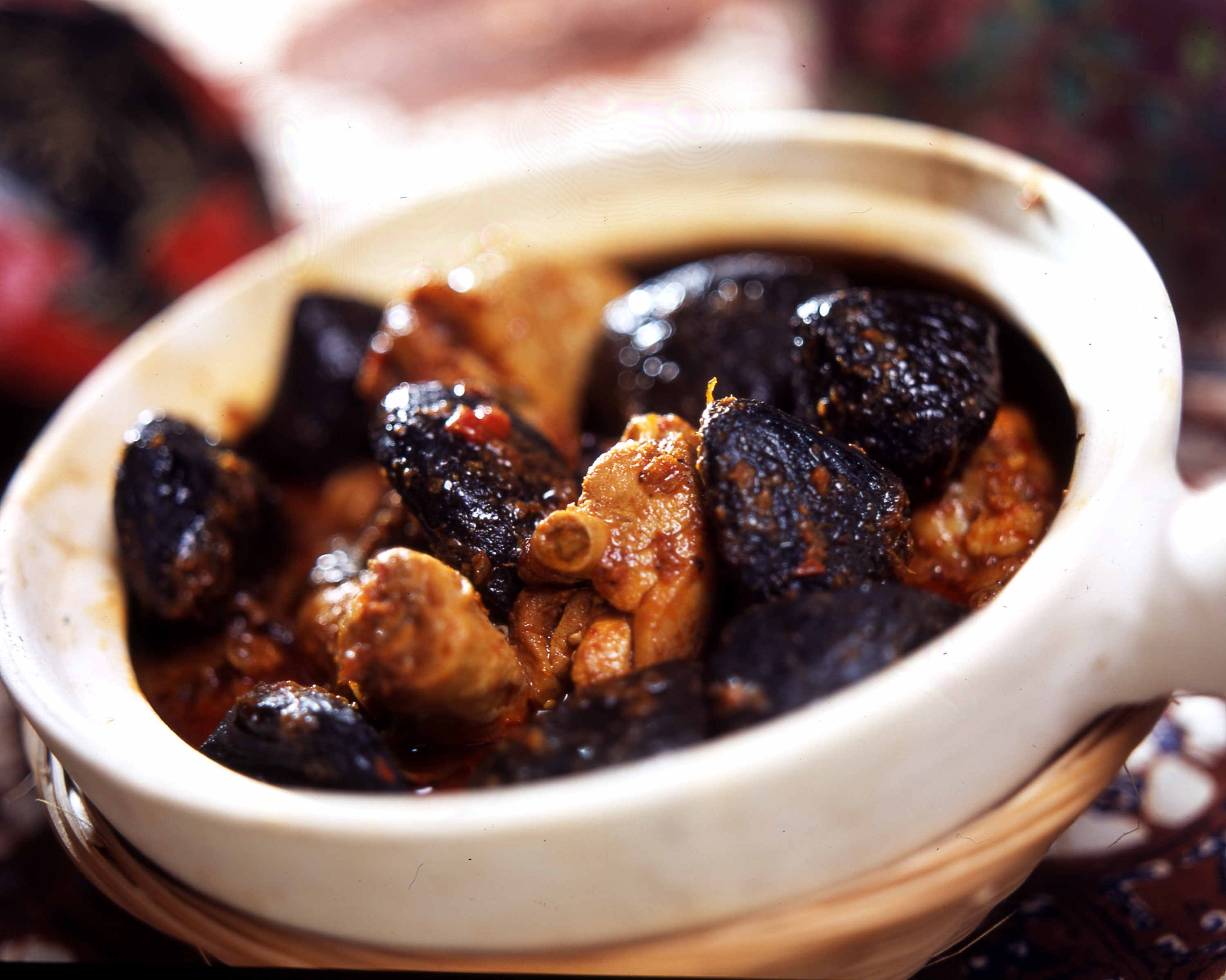 Buah Keluak: Đây là hạt của cây kepayang , nếu ăn sống chúng có thể gây chết người. Trên thực tế, loại hạt này độc tới mức được dùng để tẩm vào đầu mũi lao hoặc mũi phi tiêu để đi săn. Tuy nhiên, khi được nấu chín và chế biến đúng cách, loại hạt này có vị rất ngon và được coi là nấm Truffle của châu Á.