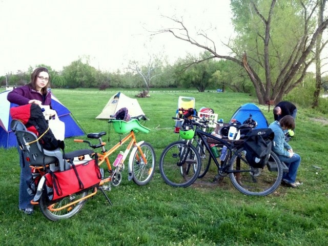 Tiếp xúc được với nhiều người: Đạp xe qua những vùng đất mới, bạn sẽ dễ dàng nhận được những lời chào đón thân thiện từ người bản địa, nghe họ hướng dẫn về đường đi gần nhất, món ăn ngon ở quán hàng rong, hoặc những nơi mua sắm tiện lợi... Những điều này sẽ khiến cho não bộ tiết ra nhiều chất endorphin giúp tinh thần thư giãn và phấn chấn hơn.