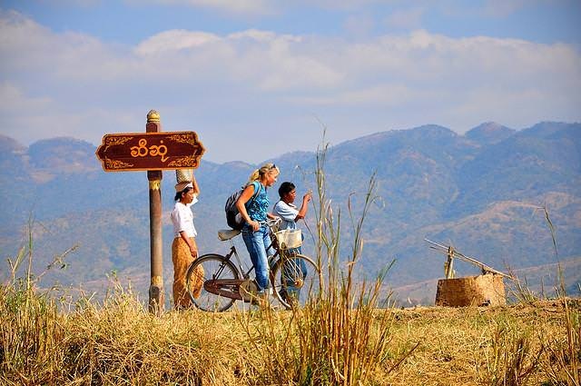 Tốt cho sức khỏe: Đi xe đạp cũng là một hình thức vận động cơ thể tốt cho sức khỏe. Chúng không chỉ giúp giảm cân, ổn định huyết áp, tăng cường lưu thông máu… mà còn cải thiện sắc vóc của bạn.