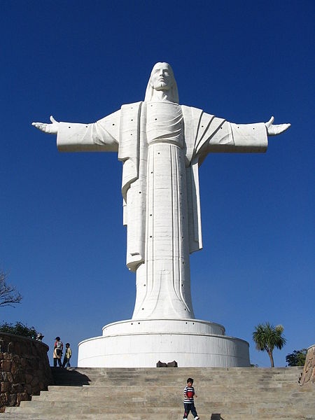 Tượng Cristo de la Concordia, Bolivia: Tượng chúa Jesus nằm trên đỉnh đồi San Pedro, thành phố Cochabamba có tổng chiều cao lên tới 40,44 m. Tay trái của tượng chỉ về phía Nam và tay phải chỉ về phía Bắc.