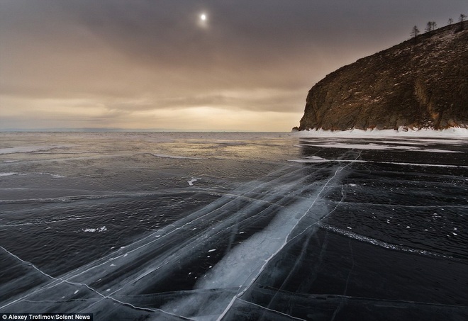 Trofimov có thể dễ dàng nhìn thấy dòng nước xanh dưới mặt băng.