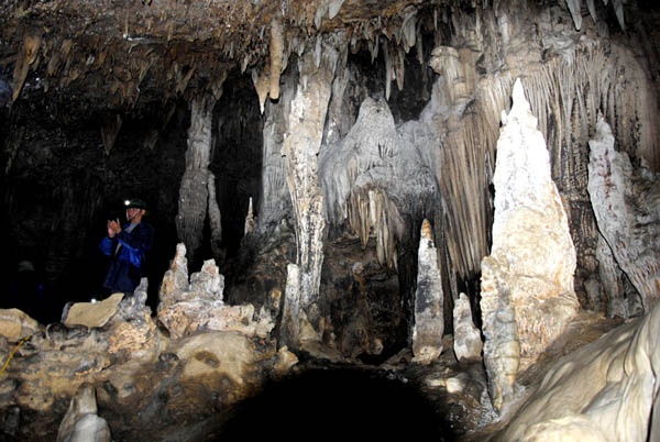 huyện Quản Bạ, tỉnh Hà Giang, huyện vừa phát hiện thêm 1 hang động mới có cấu trúc thạch nhũ nguyên sơ tại thôn Lùng Khúy, xã Quản Bạ.