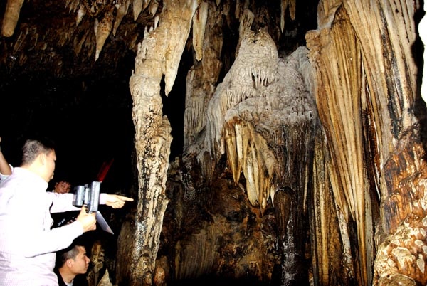 Phat hien hang dong moi tuyet dep o Ha Giang hinh anh