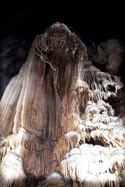 Với vẻ đẹp nguyên sơ với nhiều nhũ đá lộng lẫy và hình thù kỳ lạ đã tạo thành một vẻ đẹp thiên nhiên hiếm có so với các hang động đã được phát hiện trên địa bàn tỉnh Hà Giang.