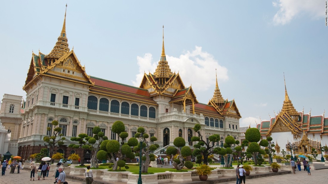 3. Cung điện hoàng gia, Bangkok, Thái Lan (8.000.000 lượt khách/năm): Đền Phật Ngọc trong cung điện được coi là một trong những nơi linh thiêng nhất Thái Lan. Tượng Phật ở đây được tạc từ một khối ngọc bích lớn, toàn bộ phục sức được làm bằng vàng ròng và đổi 3 lần một năm trong các nghi lễ hoàng gia.