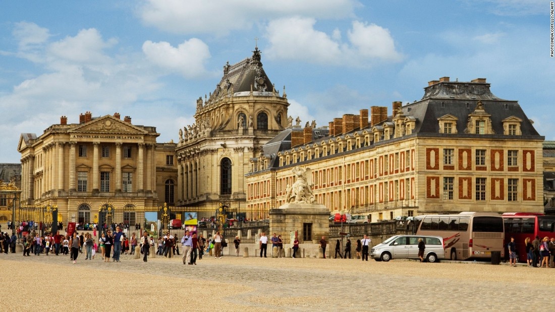 4. Điện Versailles, Pháp (7.527.122 lượt khách/năm): Hiếm nơi nào sánh được sự lộng lẫy của Sảnh Gương trong điện Versailles và phòng ngủ của hoàng hậu Marie Antoinette. Khuôn viên rộng lớn bao quanh điện có 50 đài phun nước, một vườn thượng uyển và một con kênh lớn.