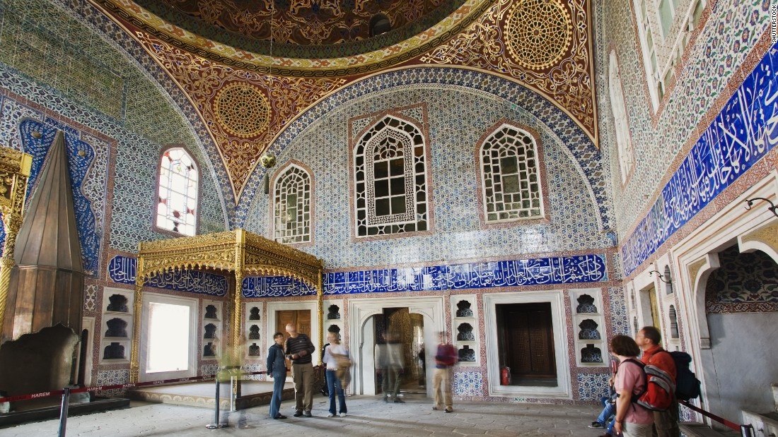 5. Cung điện Topkapi, Istanbul (3.335.000 lượt khách/năm): Phòng riêng của Murat Đệ Tam có bể bơi trong nhà, lò sưởi dát vàng và những bức tường được trang trí bằng các viên đá lát Iznik màu xanh, trắng và đỏ có từ thế kỷ 16. Ngoài ra, ở đây còn có những khu sân vườn tuyệt đẹp và “Báu vật hoàng gia”, một cây cung gắn ngọc lục bảo và kim cương được vua Mahmud Đệ Nhất gửi tới cho quốc vương Ba Tư.