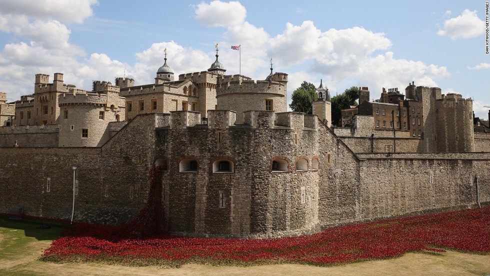7. Tháp London, Anh (2.894.698 lượt khách/năm): Hàng triệu du khách đổ về đây để xem buổi diễn tái hiện lịch sử và chiêm ngưỡng vương miện của nước Anh với “Ngôi sao lớn châu Phi), viên kim cương không màu lớn nhất thế giới. Năm 2014, 888.246 bông hoa hồng anh bằng sứ được cắm quanh tháp để tưởng nhớ những binh lính Anh đã hi sinh trong Thế chiến II.