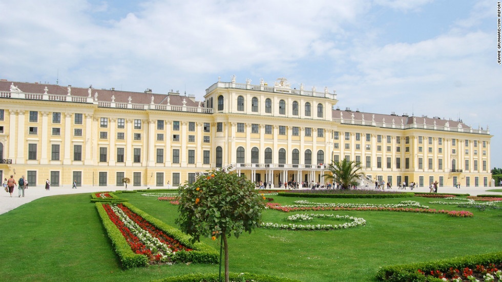8. Cung điện Schönbrunn, Vienna, Áo (2.870.000 lượt khách/năm):  Địa điểm đông khách tham quan nhất nước Áo là cung điện Schönbrunn, nơi nghỉ mùa hè của các hoàng đế từ thế kỷ 17 tới năm 1918. Trong số 1.441 căn phòng nơi đây, nổi tiếng nhất là phòng Gương, với các họa tiết trang trí màu trắng và mạ vàng kiểu Rococo và những chiếc gương pha lê. Đây được cho là nơi Mozart biểu diễn lần đầu tiên trong đời ở tuổi lên 6. 