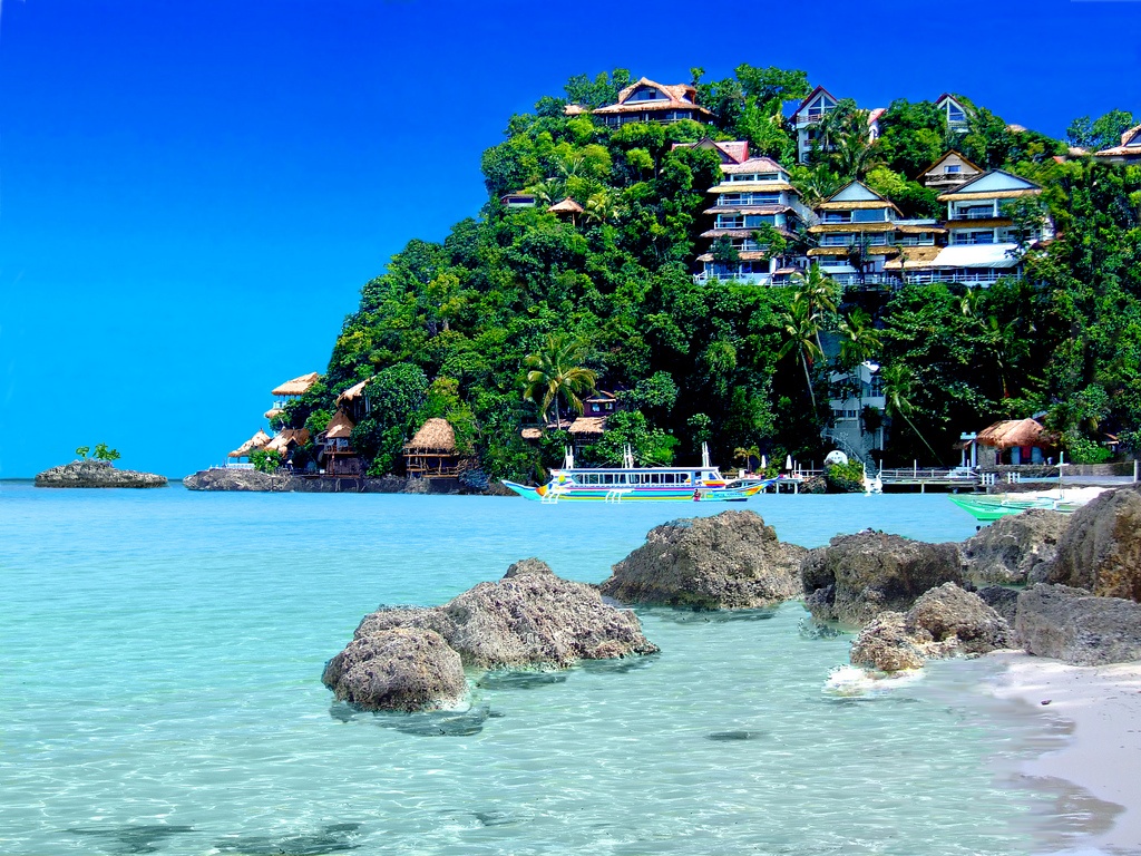 Đảo Boracay, Philippines: Bạn có thể lên một chuyến bay ngắn từ Manila sang đảo Boracay, một thiên đường nhiệt đới với nhiều hoạt động hấp dẫn. Các tour lặn biển, đi thuyền, các căn lều cạnh biển và những món ngon đều có giá phải chăng, bạn có thể tận hưởng kỳ nghỉ tuyệt vời chỉ với khoảng 600.000 đồng một ngày.