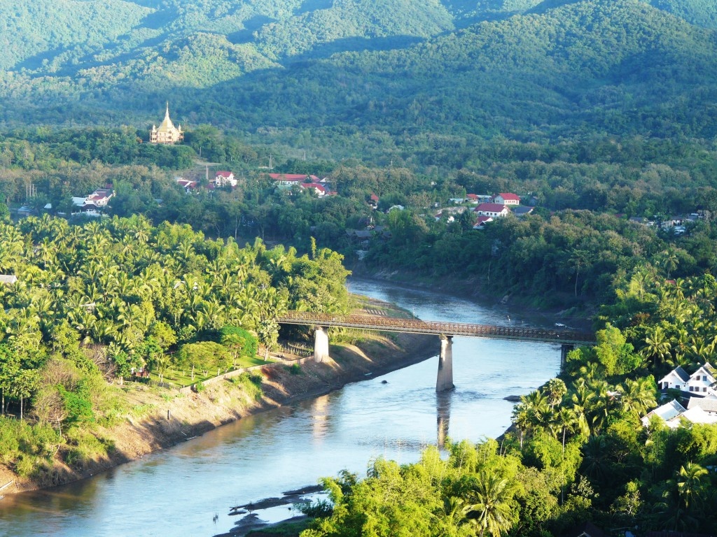 Luang Prabang, Lào: Nằm ở phía tây bắc Lào, Luang Prabang là một thành phố bình yên, địa điểm du lịch bụi yêu thích của các du khách nước ngoài. Các du khách có thể dễ dàng tìm được chỗ ở, những quán ăn địa phương ngon chỉ với khoảng 500.000 đồng một ngày.