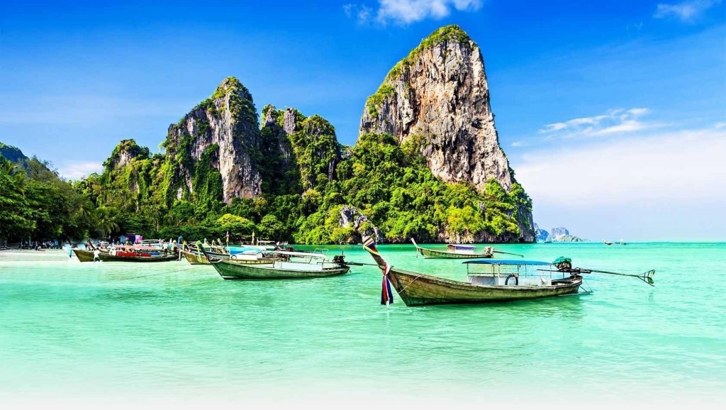 Phuket, Thái Lan: Những bãi biển trong vắt, xanh biếc với cát trắng và nắng vàng khiến đây là một trong những điểm du lịch nổi tiếng nhất Thái Lan. Bạn có thể ở trong các nhà gỗ, tắm biển và tham quan với chưa tới 600.000 đồng một ngày.