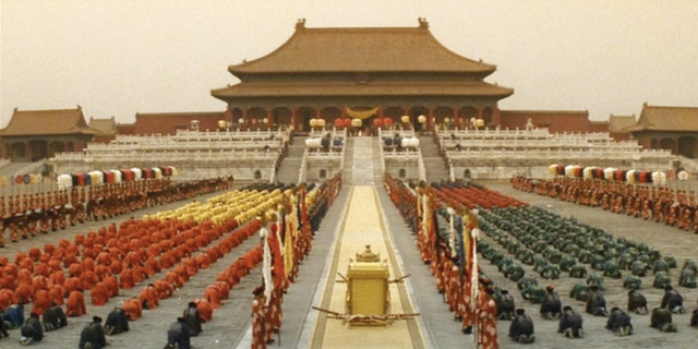 10. Những lính canh ở đây phải có chiều cao và cỡ người tương đương nhau để tạo sự đồng đều tuyệt đối khi diễu binh.  