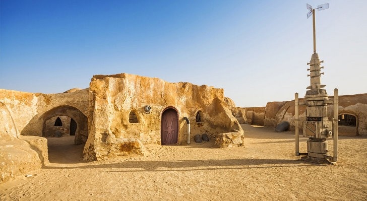 12. Phim trường của “Chiến tranh giữa các vì sao 7”: Khung cảnh sa mạc hoang vu và cằn cỗi mang màu sắc siêu thực như ở hành tinh khác khiến Abu Dhabi được chọn là nơi quay tập phim mới của sê-ri đình đám “Chiến tranh giữa các vì sao”.