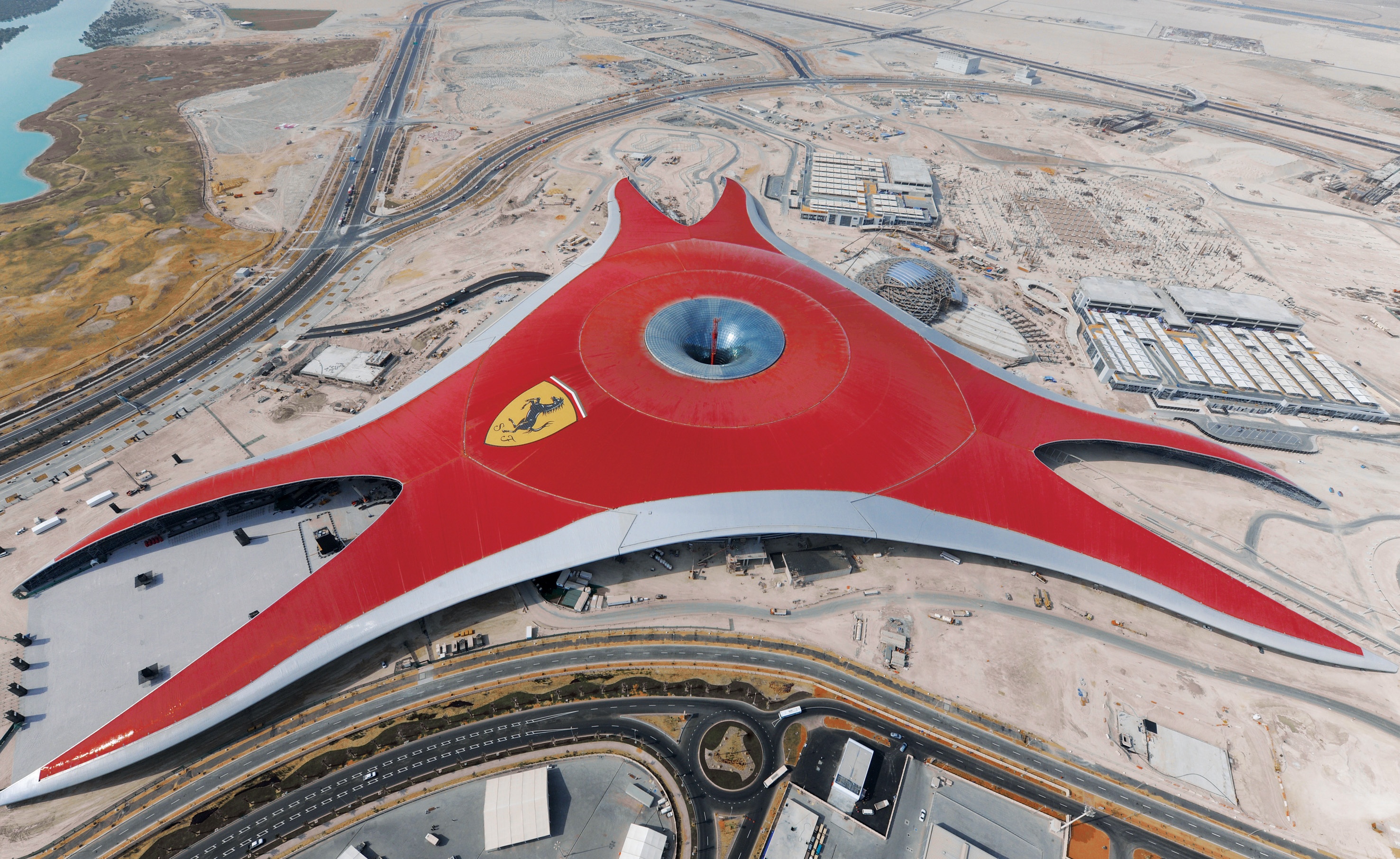 15. Công viên giải trí Ferrari World: Công viên giải trí trong nhà lớn nhất thế giới này được xây dựng theo chủ đề Ferrari - nhãn xe nổi tiếng. Tại đây có tàu lượn siêu tốc nhanh nhất thế giới, Formula Rossa , với vận tốc lên tới 240 km/h.