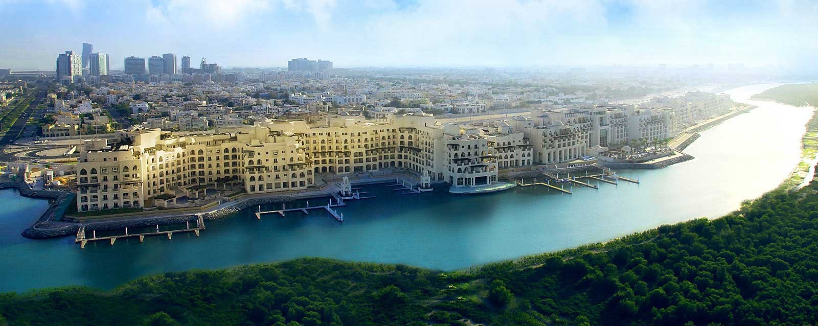 1. Rừng đước: Dubai đang xây dựng một kênh đào, nhưng ở Abu Dhabi có một rừng đước ven sông rộng tới 60.000 m2. Tại đây, du khách có thể tham gia những hoạt động thú vị như ngắm động vật hoang dã, chèo thuyền...